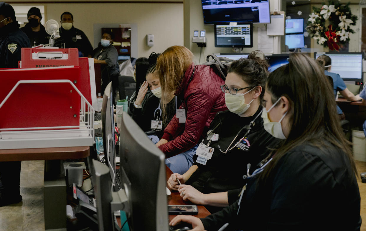 Enfermeras en una estación antes de un cambio de turno en el Departamento de Urgencias en Covenant Healthcare en Saginaw, Míchigan, el 16 de diciembre de 2021. (Isadora Kosofsky/The New York Times)