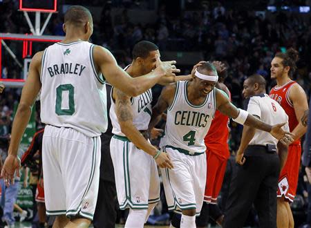 Boston Celtics' Avery Bradley (L), Courtney Lee (2nd L) and Jason Terry celebrate after beating Joakim Noah (R) and the Chicago Bulls in their NBA basketball game in Boston, Massachusetts February 13, 2013. REUTERS/Brian Snyder