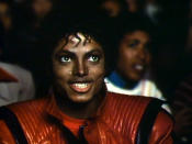 <p>Mit seinem Musikvideo „Thriller“ inspirierte Michael Jackson eine ganze Generation, seinen Tanzstil zu kopieren. Im Jahr 2011 wurde der Leder-Look, den er im Clip trug, für 1,8 Millionen US-Dollar versteigert. Warum? “Cause this is thriller, thriller night!” </p>