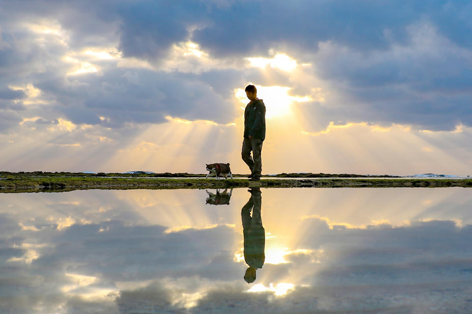 <p>Daisuke Nagasawa walks with his cat Daikichi beside a Japanese lake. (Photo: Daisuke Nagasawa/Caters News) </p>