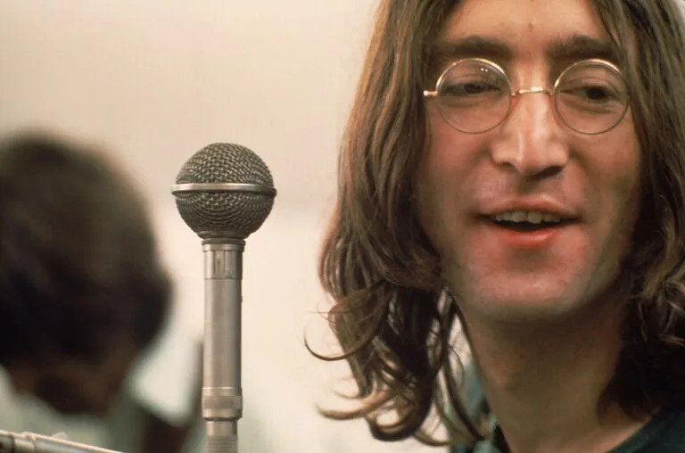 John Lennon con The Beatles. Photo by Ethan A. Russell. © 2024 Apple Corps Ltd. 