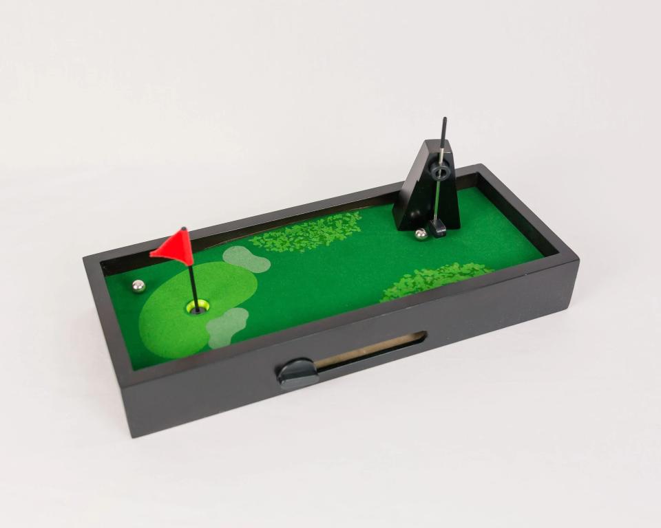 Intex Entertainment Inc. Desk Top Golf Game