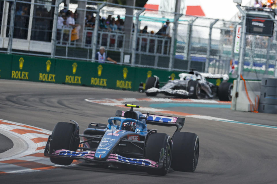 Alonso pasando por la chicane del Autódromo Internacional de Miami. (Foto: Eva Marie Uzcategui Trinkl / Anadolu Agency / Getty Images).