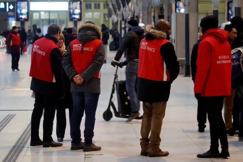 Los empleados franceses de la SNCF prestan asistencia a los pasajeros en la estación de trenes de la Gare de Lyon en París