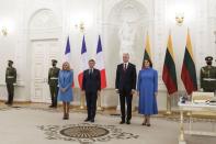 <p>Emmanuel et Brigitte Macron rencontrent le président lituanien Gitanas Nauseda et son épouse Diana Nausediene , au palais présidentiel de Vilnius, lundi. </p>