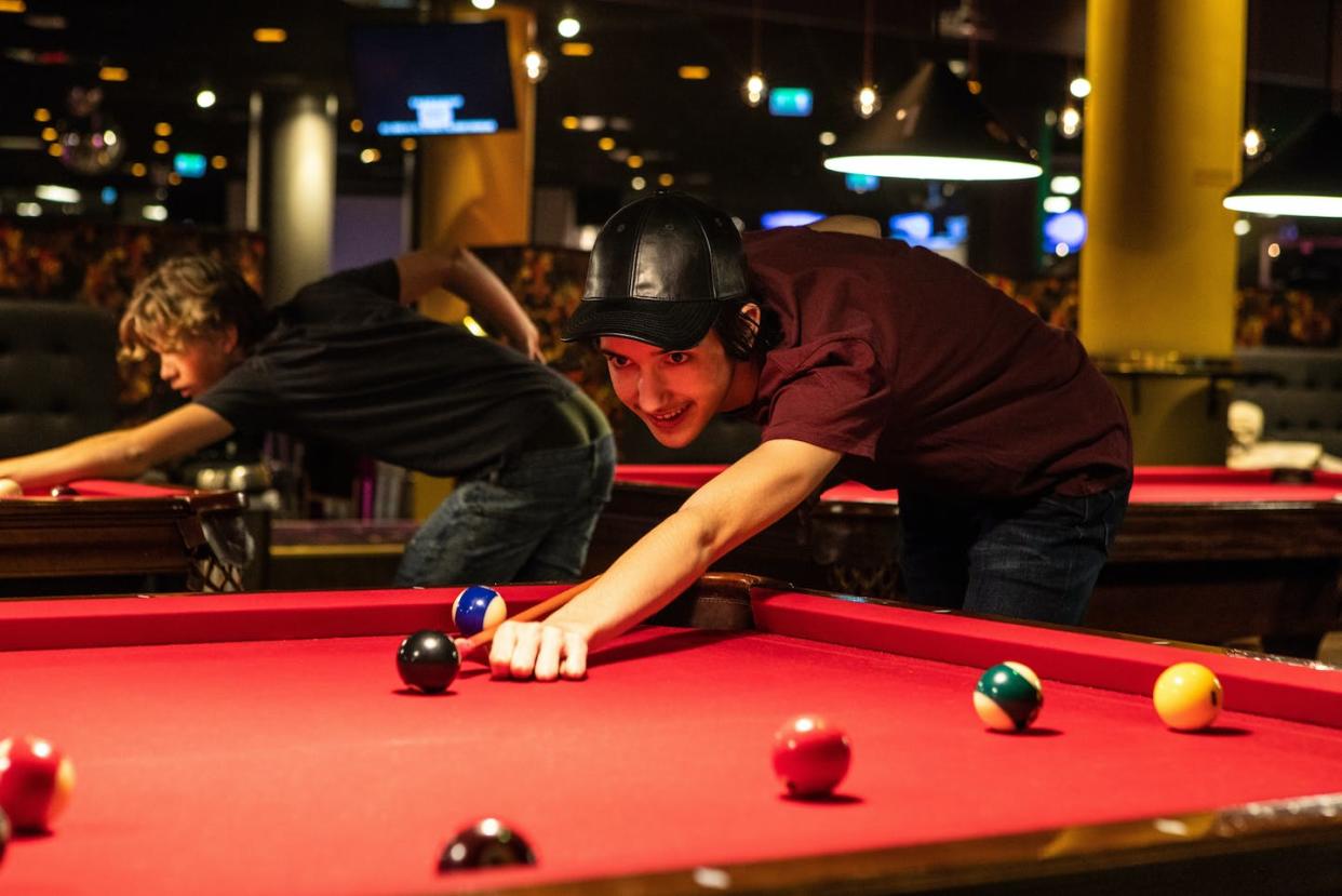 A journalism course invites students to consider the parallels between gathering news and shooting pool. <a href="https://www.gettyimages.com/detail/photo/confident-teenage-boys-playing-pool-on-illuminated-royalty-free-image/991158980?phrase=shooting+pool&adppopup=true" rel="nofollow noopener" target="_blank" data-ylk="slk:Maskot / Getty Images;elm:context_link;itc:0;sec:content-canvas" class="link ">Maskot / Getty Images</a>