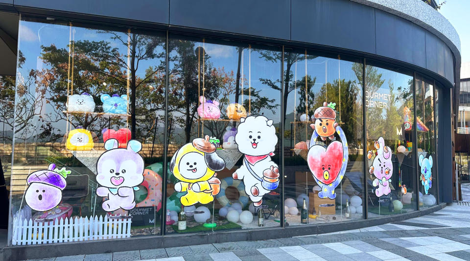 聖誕節2023｜西貢WM Hotel推BT21聖誕跨年活動！水彩風三層架下午茶、2大打卡位、Snapio自拍亭RJ或TATA相框