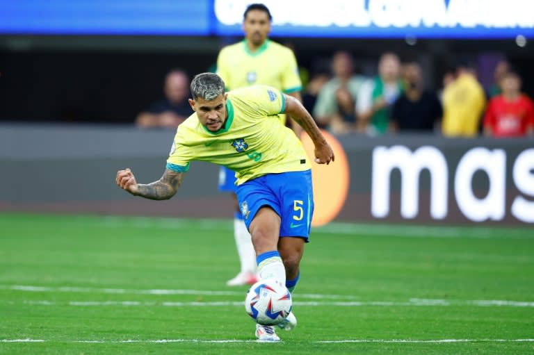 Bruno Guimaraes pasa la pelota durante un juego de Brasil en esta Copa América. (RONALD MARTINEZ)