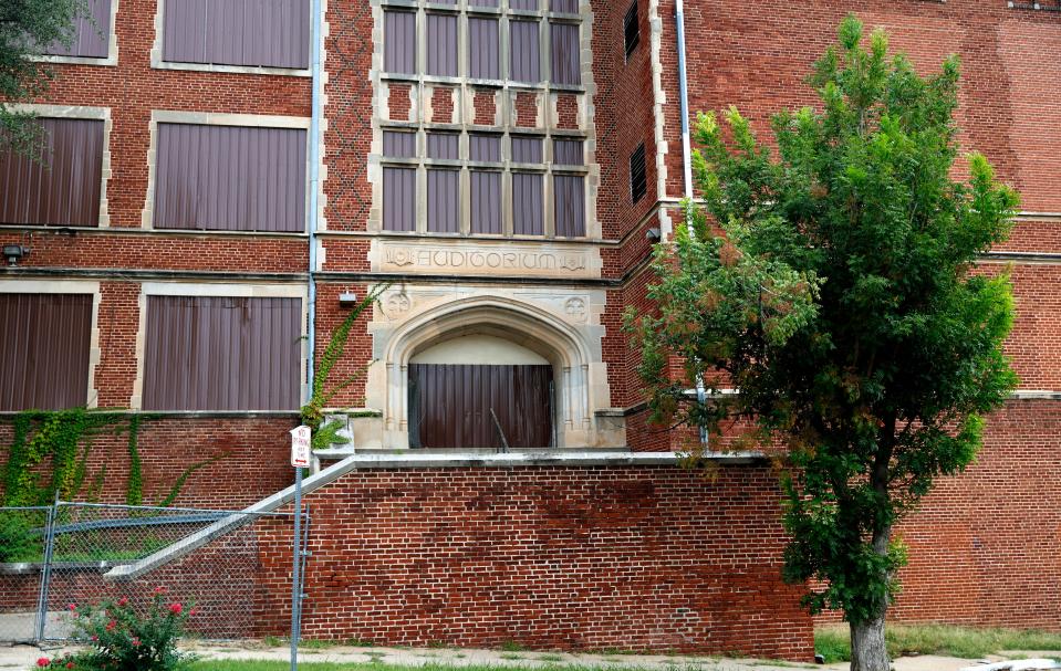 The former Roosevelt Junior High at 900 N Klein has turned into a blight on the adjoining Metro Park neighborhood.