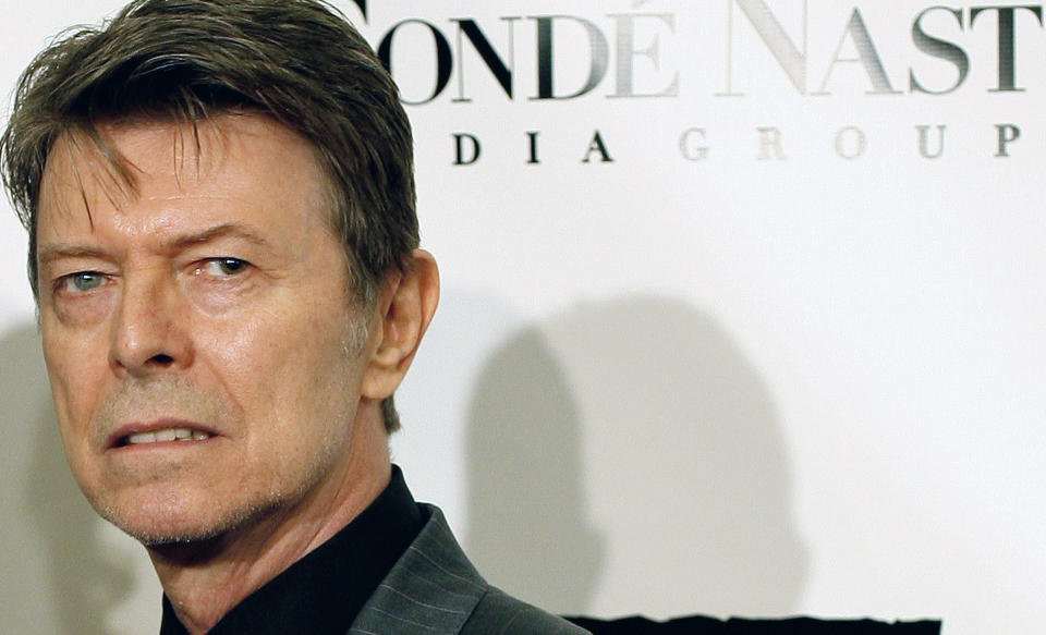 ARCHIVO - David Bowie llega al cuarto Black Ball Concert anual para "Keep A Child Alive" el 25 de octubre de 2007 en Nueva York. Warner Chappell Music adquirió los derechos mundiales de publicación del catálogo musical de David Bowie. El acuerdo incluye cientos de canciones como "Space Oddity", "Ziggy Stardust", "Fame", "Modern Love" y "Let's Dance". (Foto AP/Stephen Chernin, archivo)