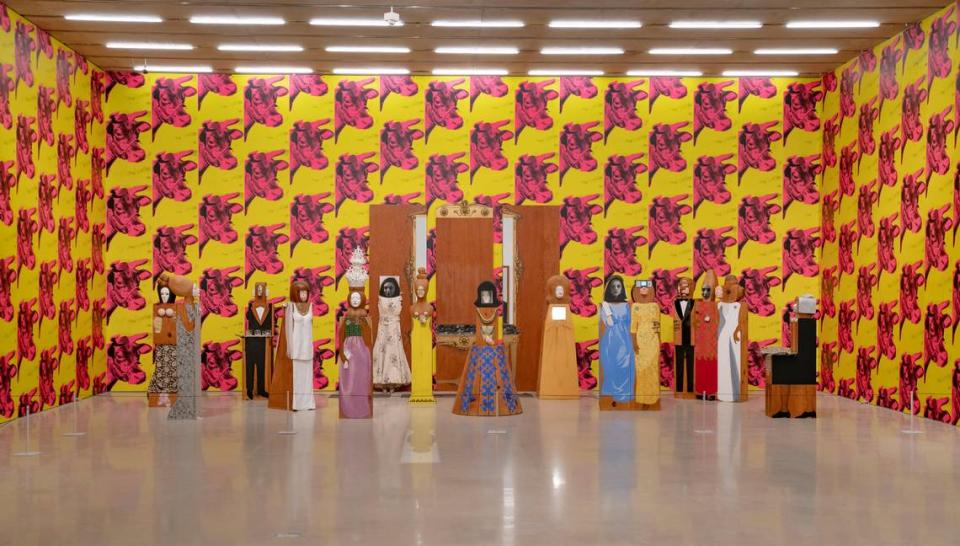 “The Party”, un grupo de más de una docenas de personas vestidas de fiesta con la cara de Marisol. Exhibición “Marisol and Warhol Take New York”, en el PAMM, hasta el 5 de septiembre.