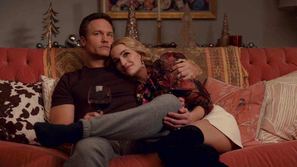 Ginny & Georgia. (L to R) Scott Porter as Mayor Paul Randolph, Brianne Howey as Georgia (Netflix)