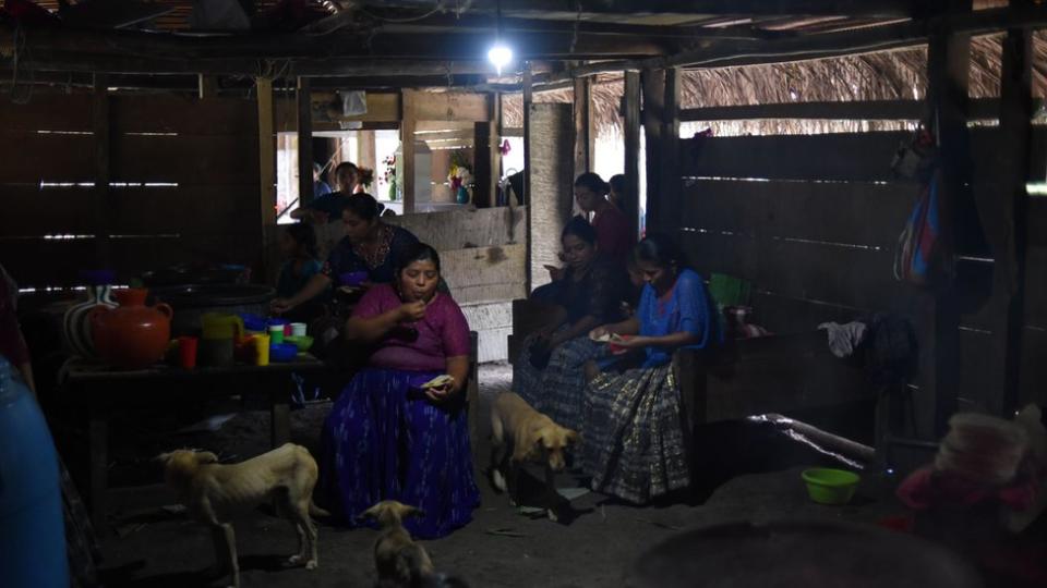 Mujeres indígenas en Guatemala. Las poblaciones indígenas de América Latina son especialmente golpeadas por la pobreza y la desigualdad. Foto: AFP. 