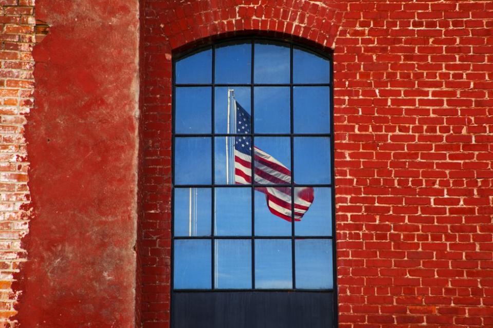 El reflejo de una bandera de Estados Unidos dividida.