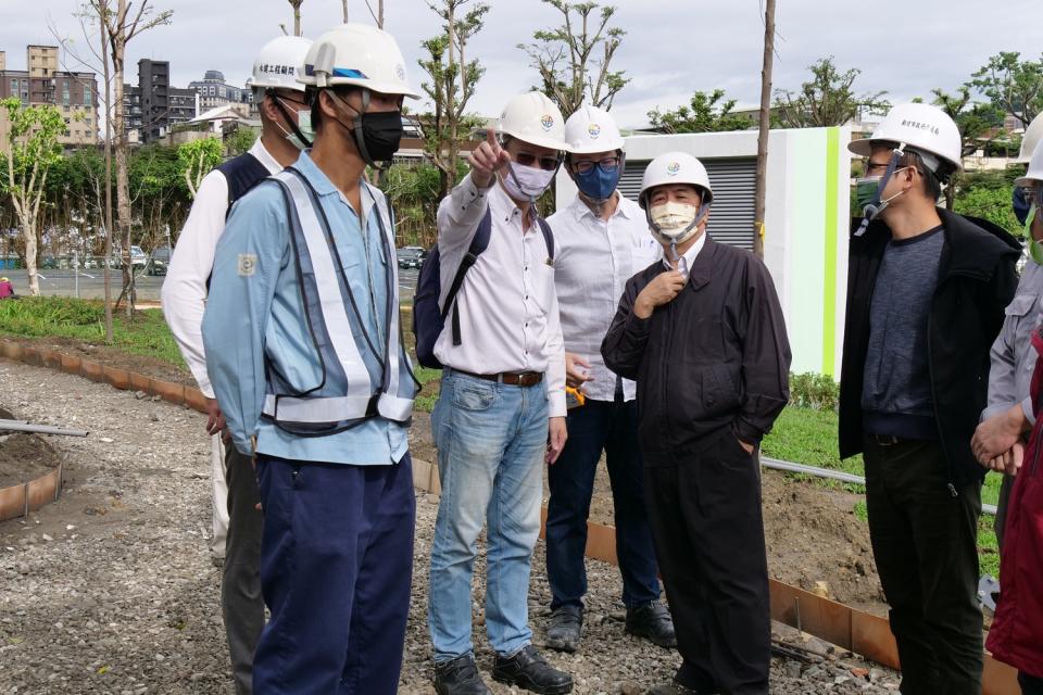 鍾鳴時今(25)日視察新店區綠湖公園地下停車場工程。   圖：新北市交通局提供