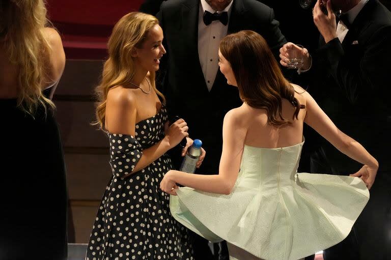 La actriz Emma Stone, nominada a mejor actriz por su trabajo en Pobres Criaturas, presume de su diseño de Louis Vuitton con su amiga Jennifer Lawrence