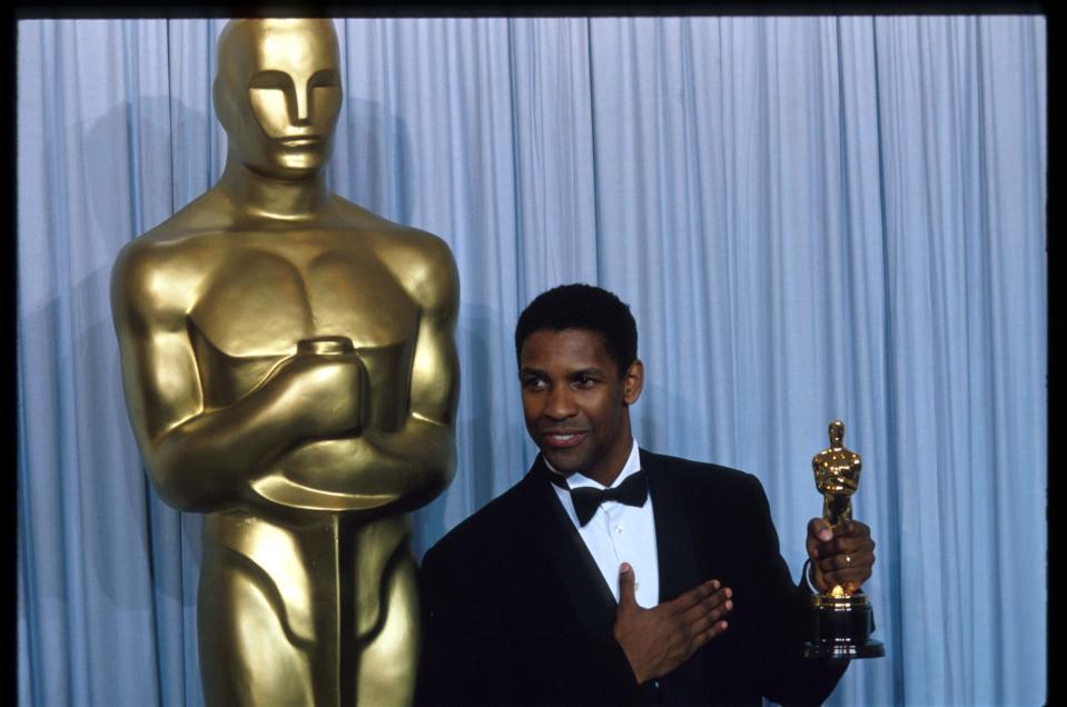 Denzel Washington tras ganar el Oscar al Mejor Actor de Reparto por Tiempos de gloria (Foto: John Barr/Liaison/Getty Images)