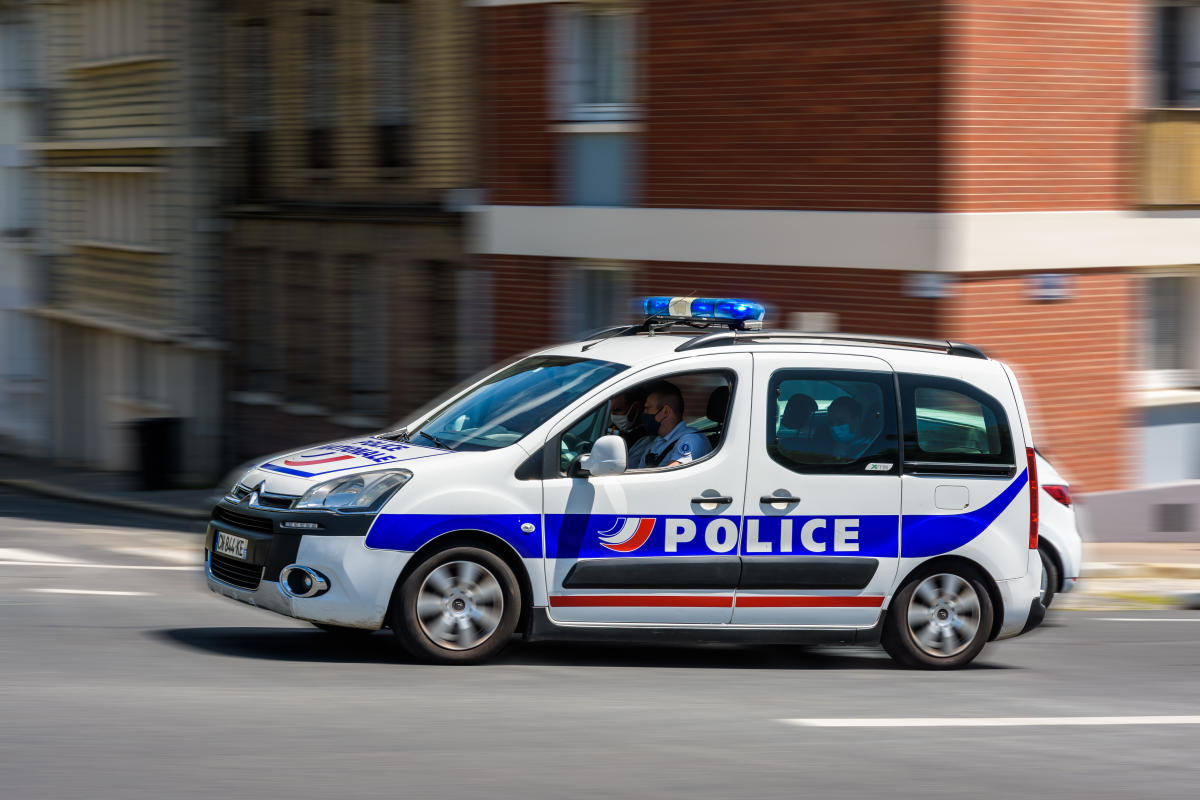 Yvelines : la voiture de police grille le feu et provoque un accident à  Chambourcy - Le Parisien