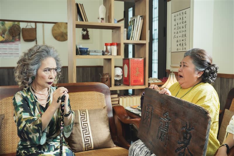 鍾欣凌（右）在《我的婆婆怎麼那麼可愛2》 將面對「婆婆」丁也恬（左）的出現。（圖／公共電視提供）