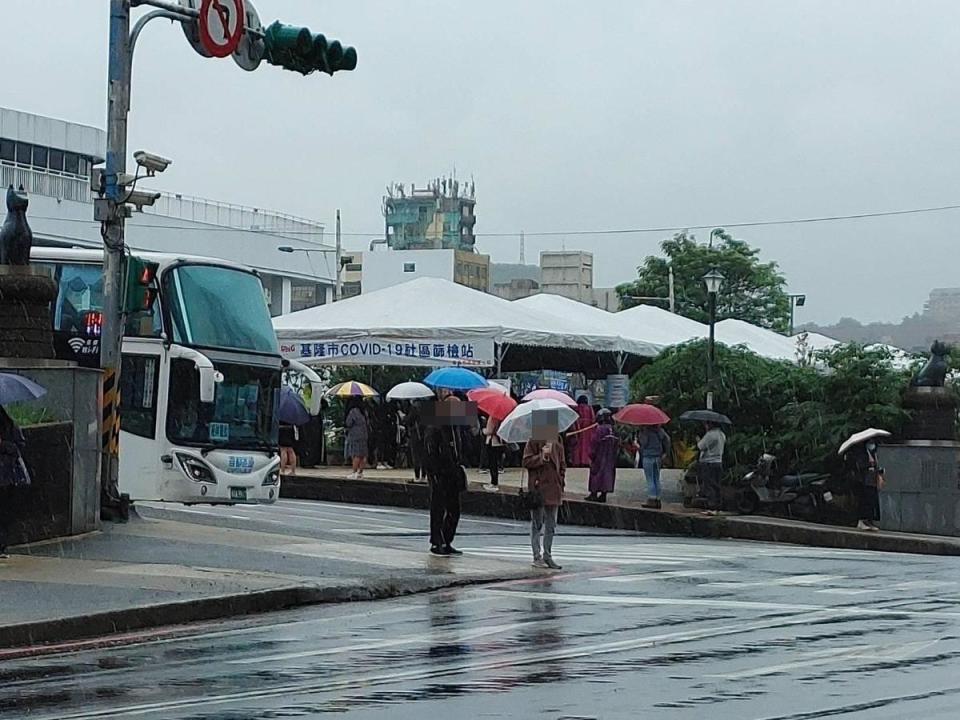 「基隆市民廣場」新防疫指引第一天上路，大排長龍，且天候不佳。 （翻攝自基隆人臉書）