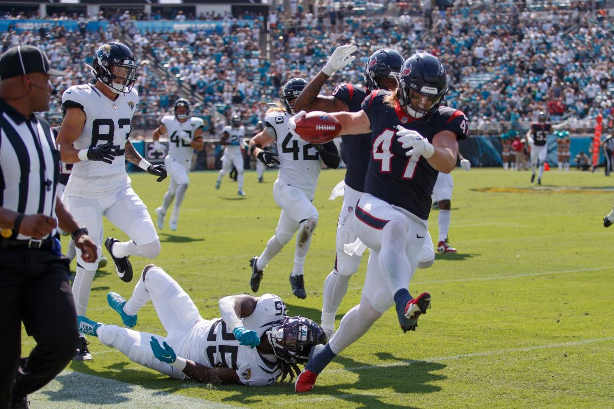 Jacksonville Jaguars running back D'Ernest Johnson (25) runs into