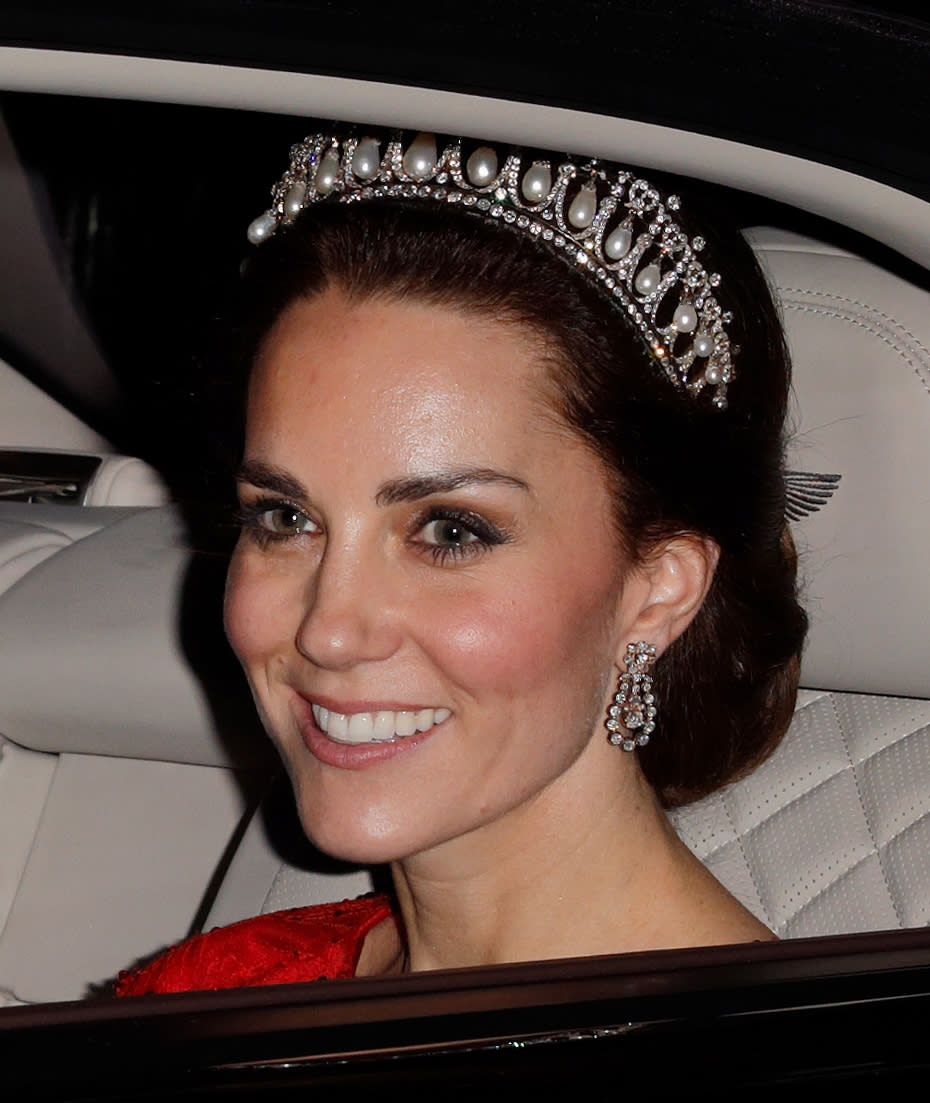 La Duquesa de Cambridge adornó su cabeza con Cambridge Lover’s Knot, una de las tiaras más conocidas de la colección de Familia Real Británica. Getty Images