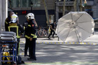 <p>GRA243. BARCELONA, 17/08/2017.- Efectivos policiales en el lugar del atentado ocurrido hoy en las Ramblas de Barcelona. EFE/Quique García </p>