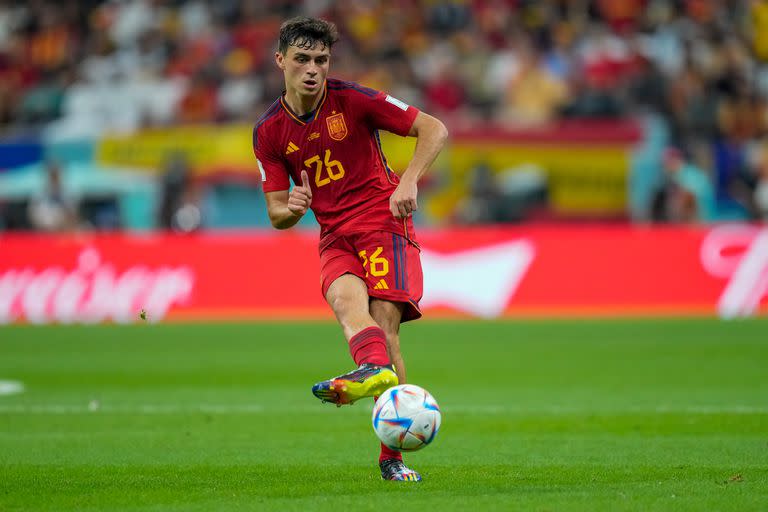 Pedri, con la pelota al pie en España vs. Alemania, en el estadio Al Bayt