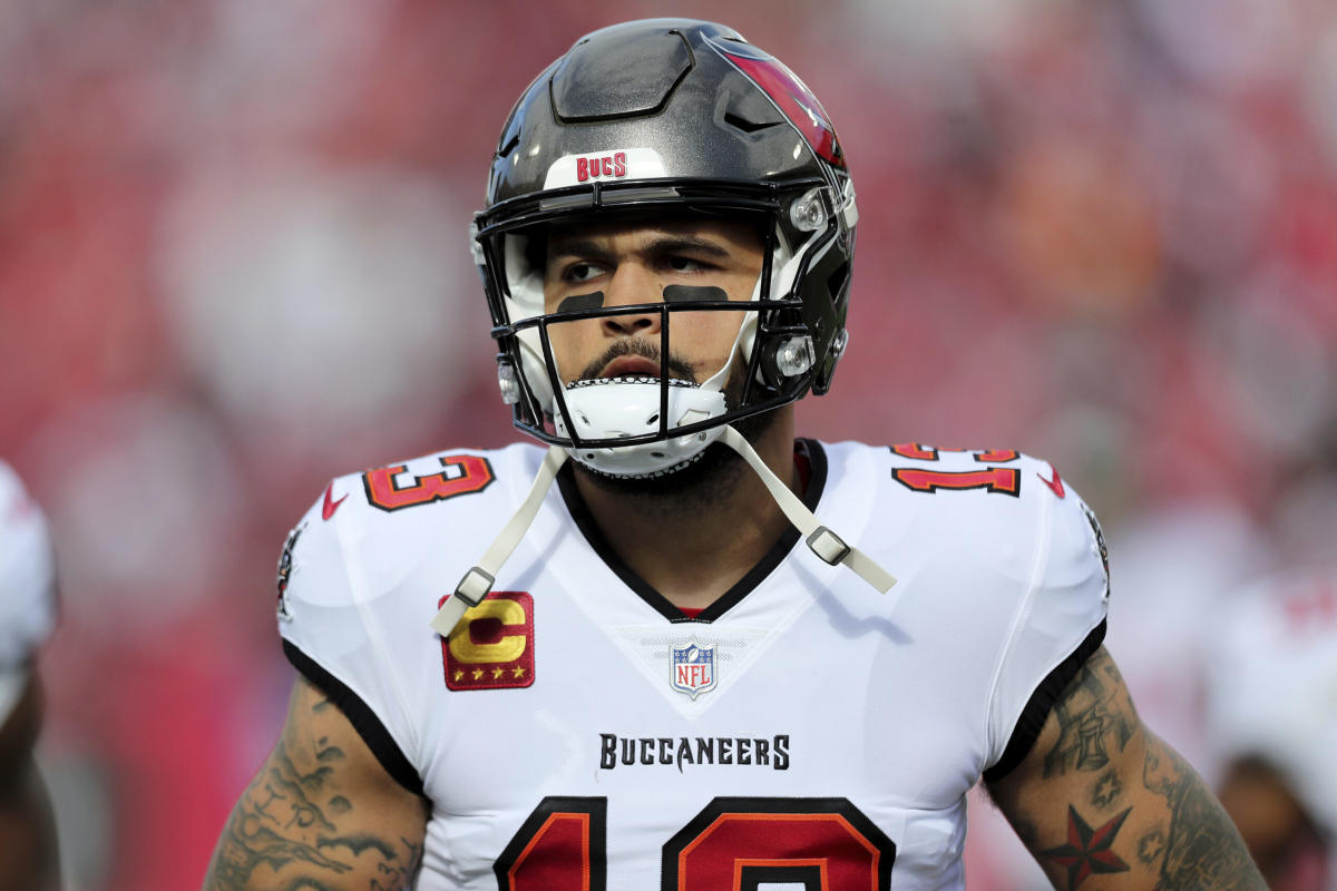 Mike Evans Leaves Buccaneers Training Camp With Injury, Chris Godwin  Returns to Practice 