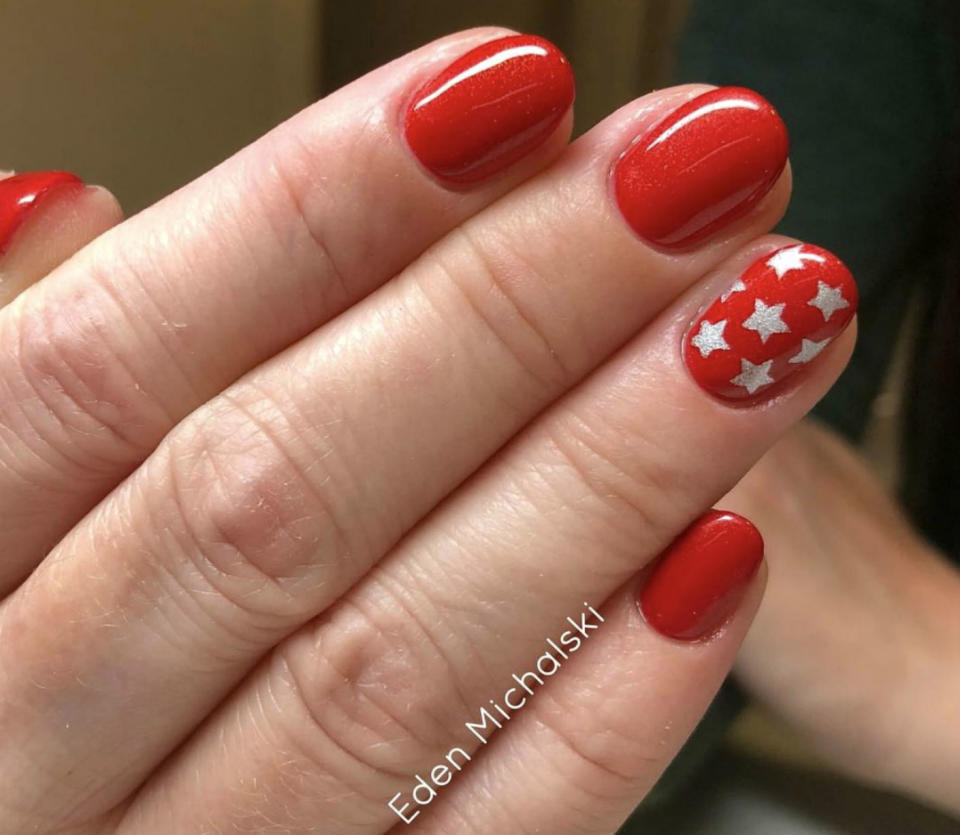 <p>También puedes apostar por una manicura monocolor (rojo por ejemplo) y añadirle varias estrellas a una uña de cada mano. (Foto: Instagram / <a rel="nofollow noopener" href="https://www.instagram.com/goldnails_nailart/" target="_blank" data-ylk="slk:@goldnails_nailart;elm:context_link;itc:0;sec:content-canvas" class="link ">@goldnails_nailart</a>). </p>