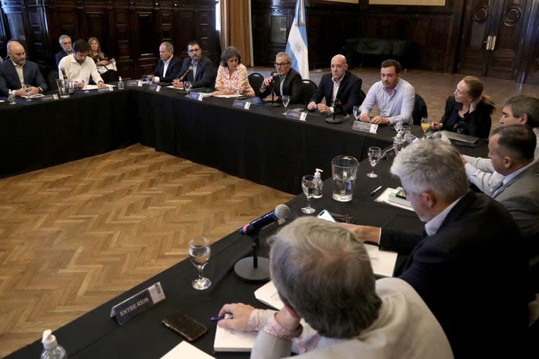 El ministro de Salud de la Nación, Mario Russo, con sus pares provinciales en el primer encuentro del Cofesa en el CCK