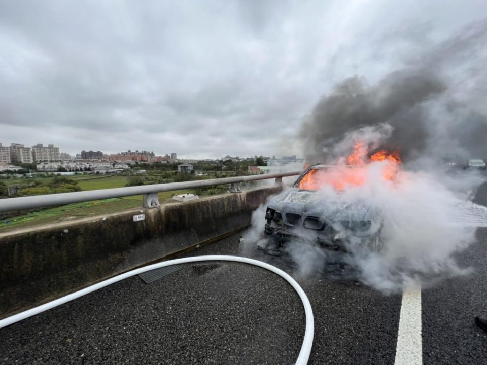 平鎮五楊高架道北上路段，傳火燒車，自小客全毀，幸無人傷亡。（記者丘安翻攝）