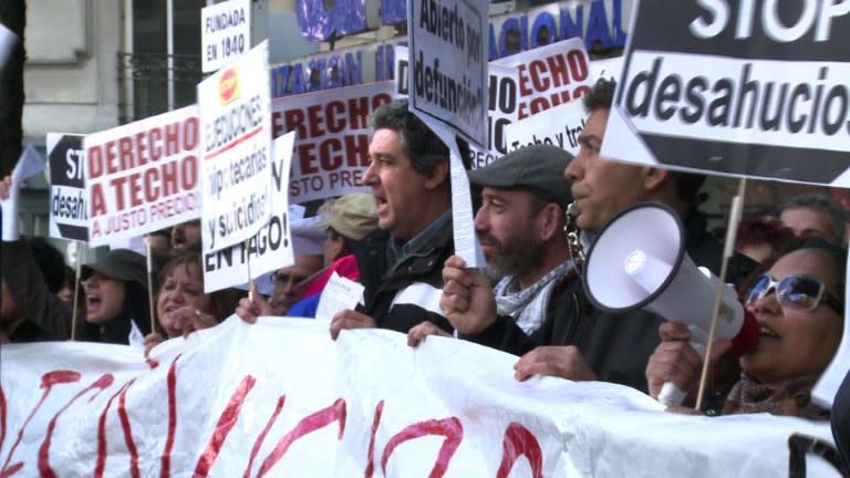 Los bancos españoles se vieron obligados a suspender los desahucios de pisos hipotecarios durante dos años. Dos suicidios y una fuerte movilización social han planteado la necesidad de un cambio legislativo.