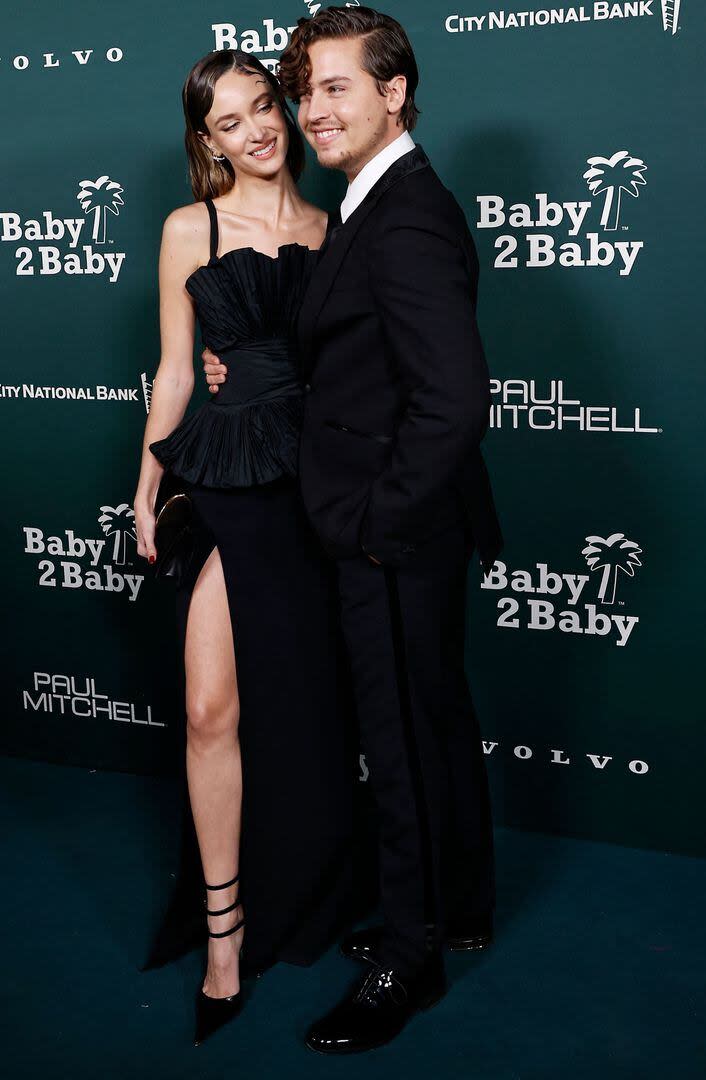 El actor Cole Sprouse asistió con su pareja, Ari Fournier. Durante todo el evento se mostraron muy enamorados