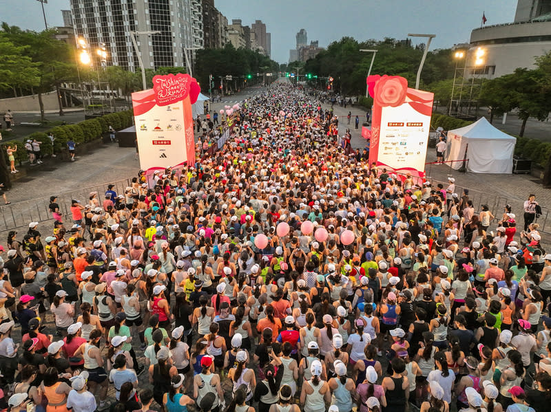 2024台新女子路跑開跑 2024台新女子路跑14日在台北市政府前廣場開跑，超 過萬名選手齊聚一堂，參與路跑賽事。 （中華民國路跑協會提供） 中央社記者黎建忠傳真  113年4月14日 