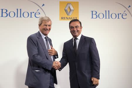 Carlos Ghosn (R), Chairman and Chief Executive Officer of Renault-Nissan Alliance, and Vincent Bollore, CEO of investment group Bollore, pose after a news conference in Paris September 9, 2014. REUTERS/Philippe Wojazer