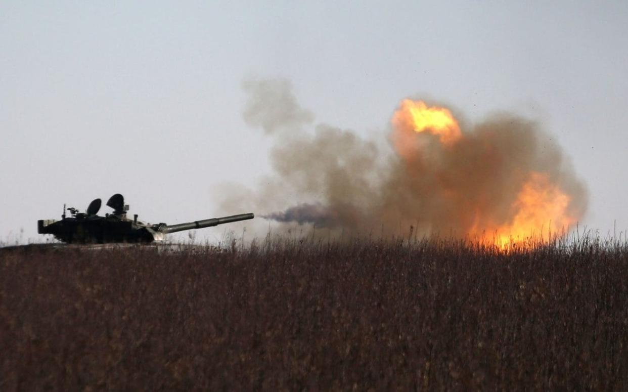 A Ukrainian tank fires toward Russian position near the town of Bakhmut - ANATOLII STEPANOV/AFP