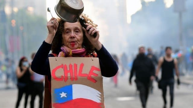 Mnifestante contra las AFP en Chile.