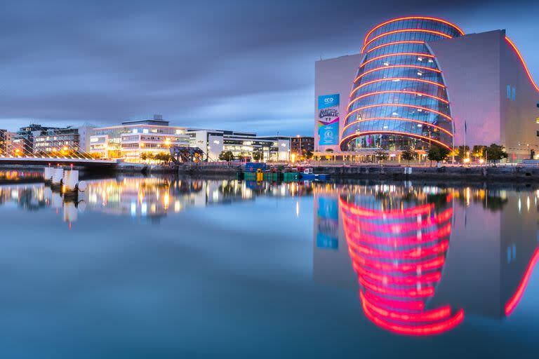 El puente Samuel Beckett y el Centro de Convenciones de Dublin, sobre el río Liffey