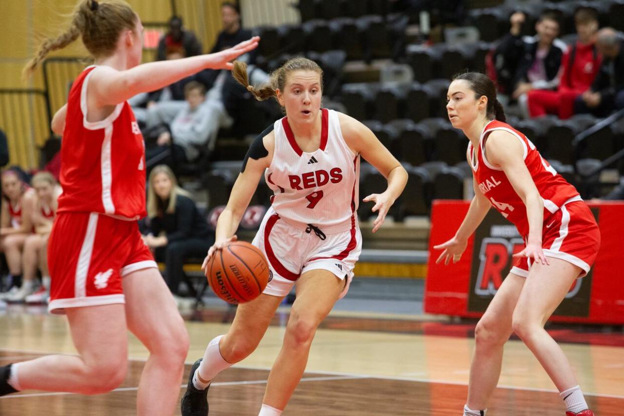 Jayda Veinot, centre, was named U Sports women's basketball player of the year and Atlantic University Sport athlete of the year.  (James West/UNB Athletics - image credit)