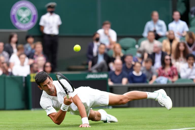 Novak Djokovic se exigió al máximo con el joven Jack Draper, pero al final prevaleció en su debut en Wimbledon