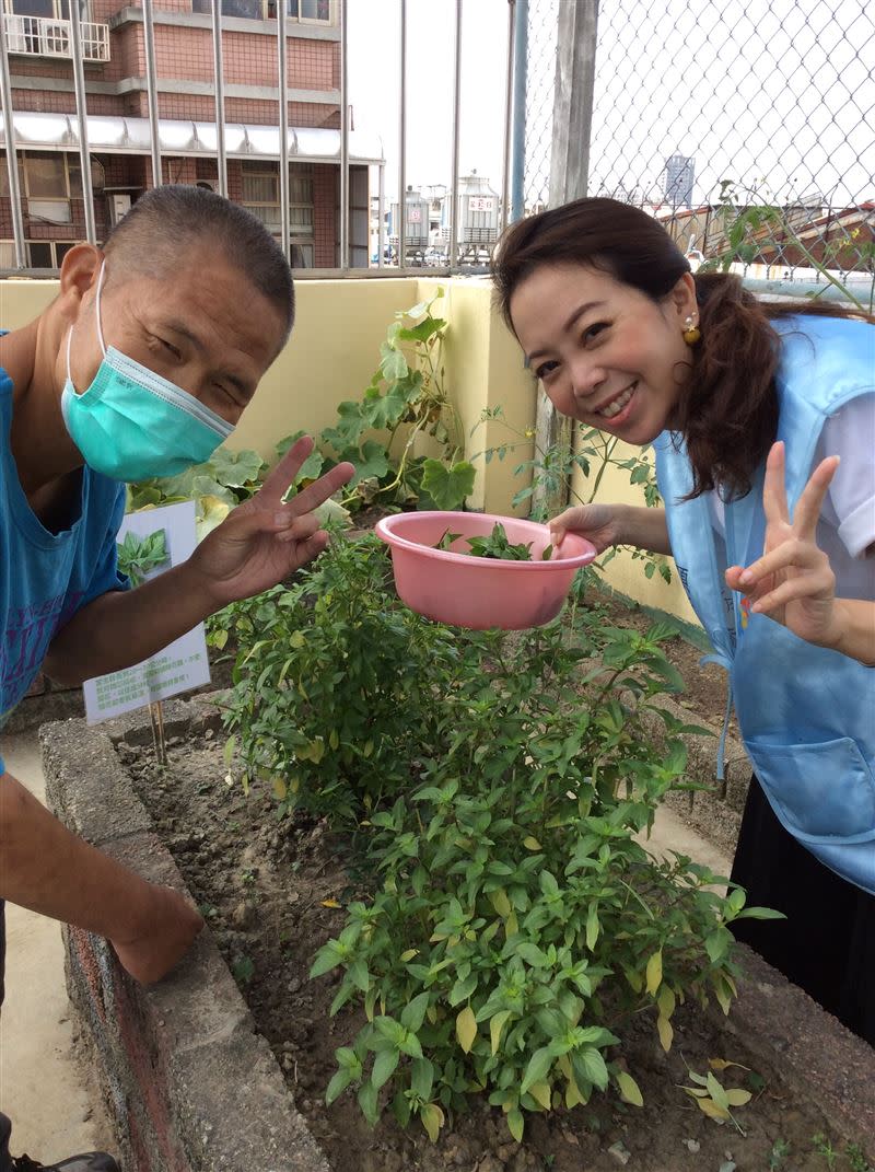 頂新和德文教基金會蕭巧怡副執行長和院生一起摘菜採收