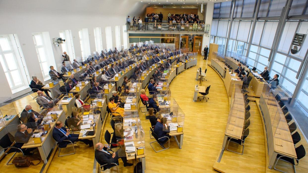 Blick in den Landtag von Sachsen-Anhalt (Archivbild). Noch diese Woche wollen sich CDU, SPD und FDP auf einen gemeinsamen Entwurf für einen Koalitionsvertrag einigen.