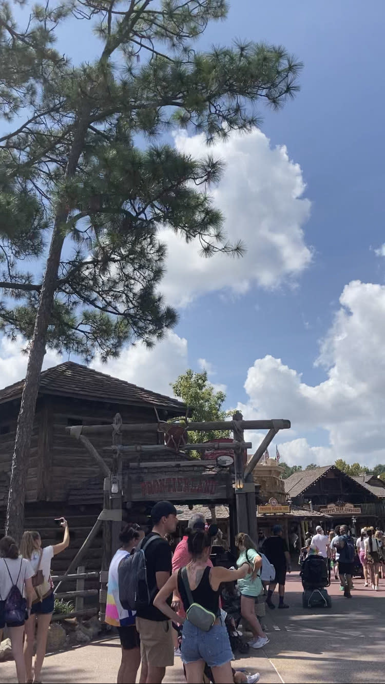 The sign welcoming people into Frontierland