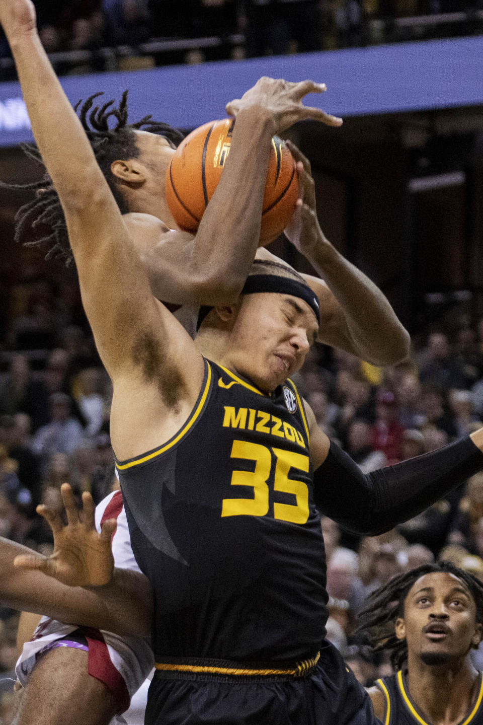 Alabama's Noah Clowney, top, grabs a rebound above Missouri's Noah Carter's head during the first half of an NCAA college basketball game Saturday, Jan. 21, 2023, in Columbia, Mo. (AP Photo/L.G. Patterson)