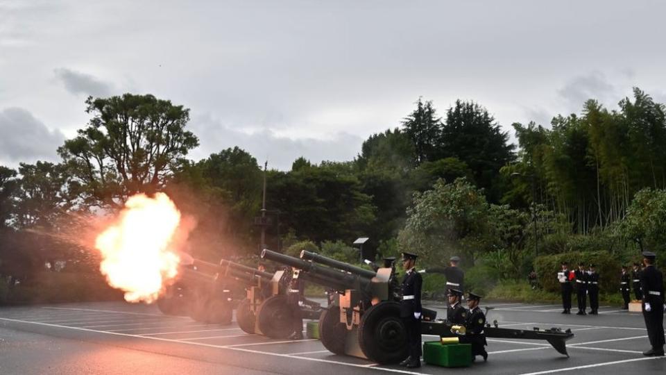 Con disparos, las Fuerzas de Autodefensa de Japón festejan la ascensión en un parque en Tokio.