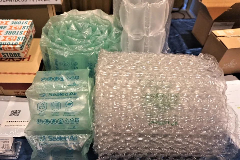 網購包裝新規要求塑膠包材須含30%再生料。攝影：陳昭宏