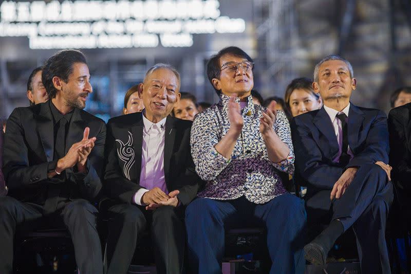 袁和平（左二、左一為奧斯卡影帝 安德烈布洛迪）武術指導地位獲頒終身成就獎。（圖／「成龍國際動作電影週」提供）