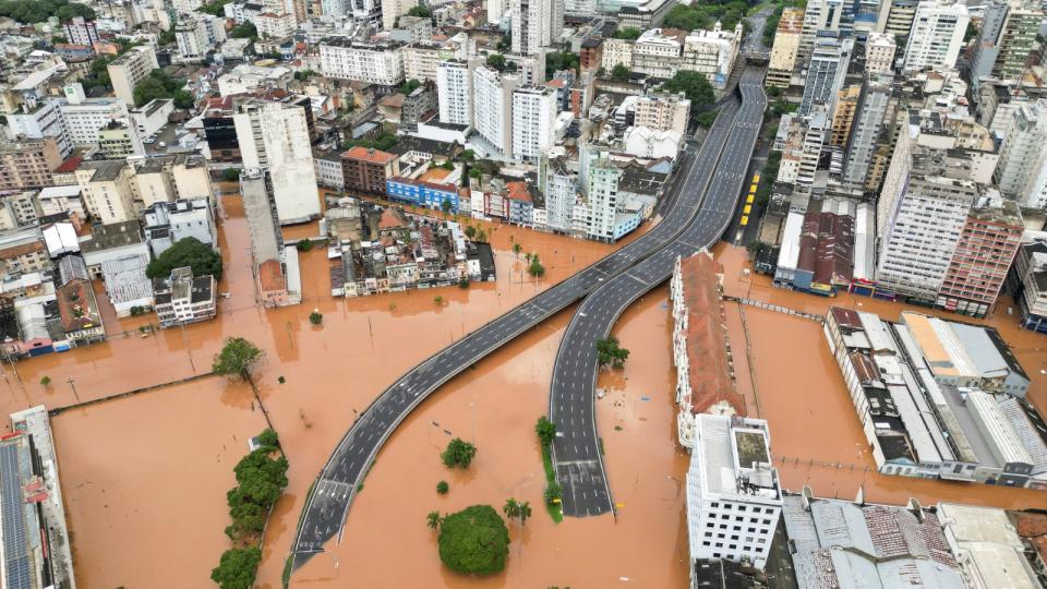 2023年5月5日，巴西南大河州首府阿雷格里港，民眾疏散後的市中心空拍照。路透社