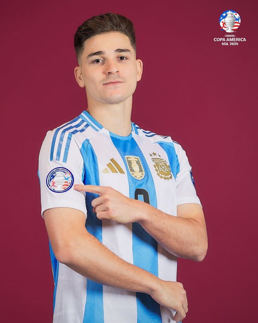 Julián Álvarez durante la sesión de fotos de la selección argentina en la previa del debut de la Copa América